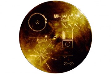 A música que atravessa o espaço e o tempo