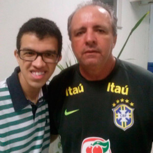 Gabriel Dantas, autor do livro, ao lado de Vadão, técnico da seleção feminina de futebol.