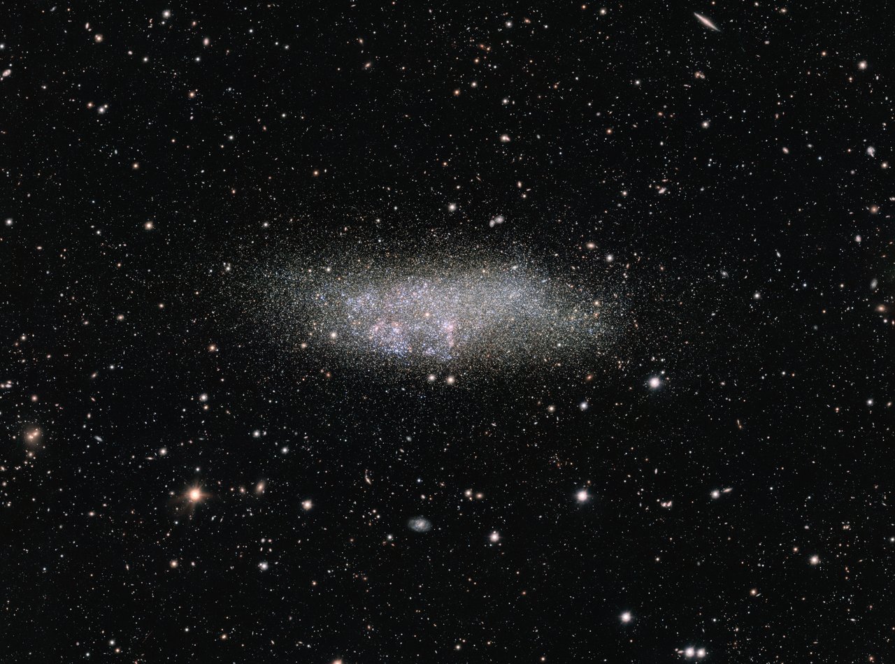 Uma galáxia anã nos confins do universo