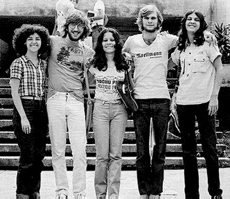 Duilia à direita na UFRJ, em 1982. Ao seu lado, os amigos Julio, Cleide, Carlos e Carminha.
