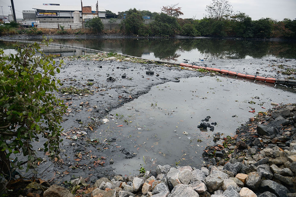 il- Ecobarreira instalada no Rio Meriti, junto à Rodovia Washington Luiz (BR-040), em Duque de Caxias, na Baixada Fluminense para evitar que lixo flutuante chegue à Baía de Guanabara. Foto: Tomaz Silva / Agência Brasil
