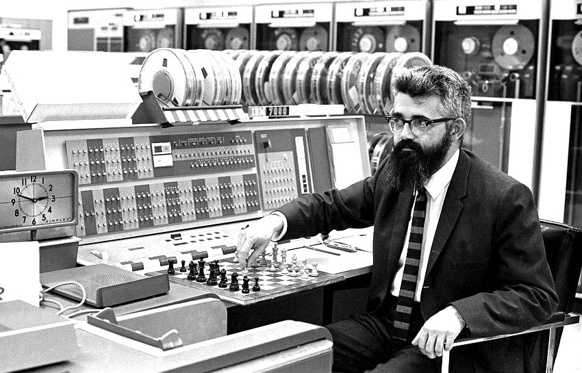 Professor John McCarthy apresentando o xadrez de computador em 1966 na Universidade de Stanford. Fonte: Foto de Chuck Painter, créditos da Universidade de Stanford